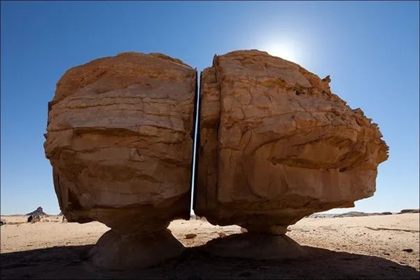 4000年前的沙特巨石被精準(zhǔn)地切割成兩半：成因至今是個謎