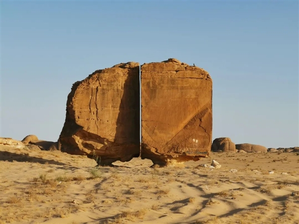 4000年前的沙特巨石被精準(zhǔn)地切割成兩半：成因至今是個謎