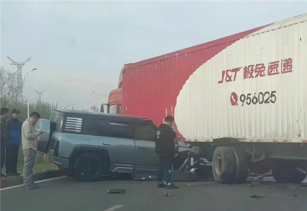 仰望U8追尾大貨車 網(wǎng)友感慨車身實(shí)在太硬了