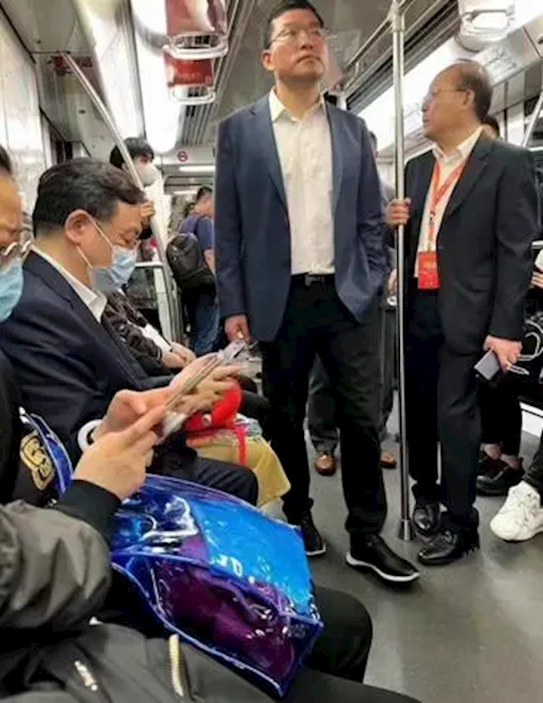 王傳福坐地鐵參加北京車展引熱議 網(wǎng)友：這身價擠地鐵 夠接地氣