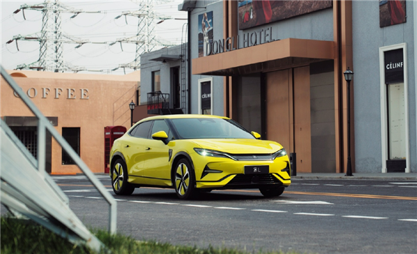 比亞迪宋L“大黃蜂版”實車曝光：連輪轂都黃了