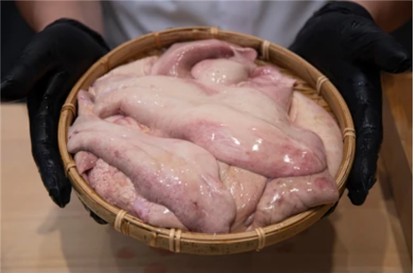 罕見深海生物沖上沙灘 又丑又兇又怪：日本卻奉為頂級(jí)美食