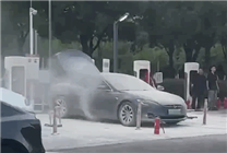 老款Model S在特斯拉4S店門口起火 工作人員回應(yīng)：并非車輛自燃