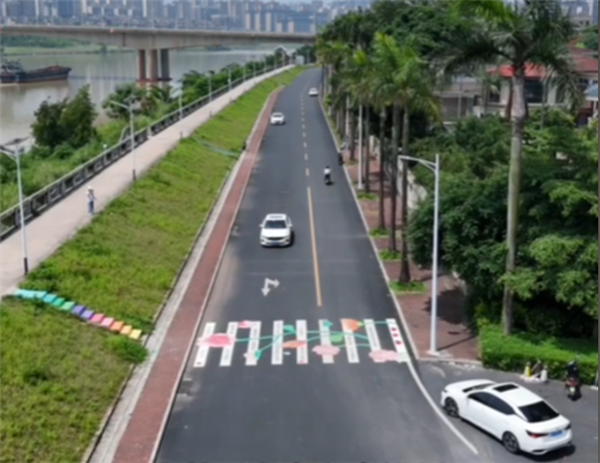 南寧街頭驚現(xiàn)“花路”斑馬線：存在安全隱患 已恢復(fù)原狀