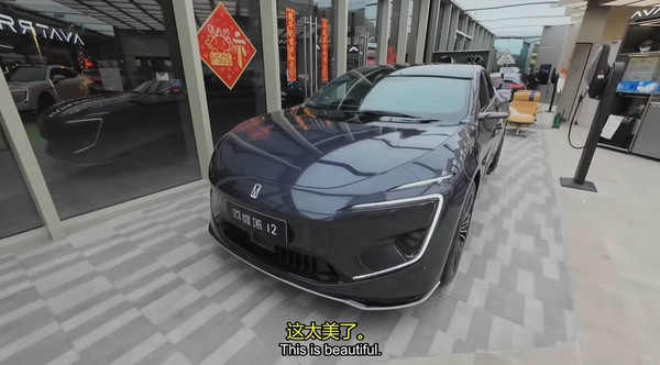 加拿大博主體驗(yàn)中國(guó)電動(dòng)汽車后感慨：我們?cè)诒泵辣卉嚻笤琢? h=