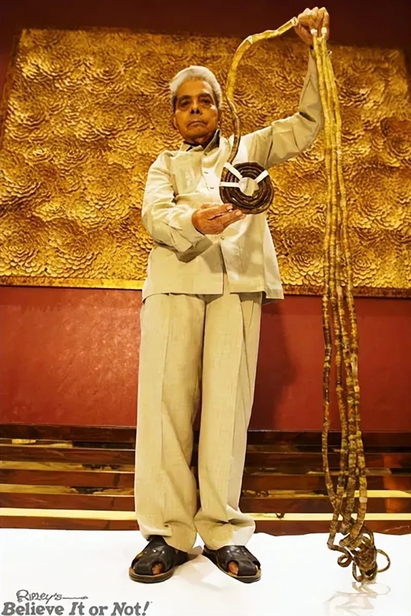 留了66年、總長(zhǎng)度超9米！印度大爺總算將破世界紀(jì)錄的指甲剪了