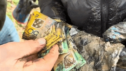 釣魚佬從湖里釣出70萬(wàn)現(xiàn)金！以前還釣出過手榴彈