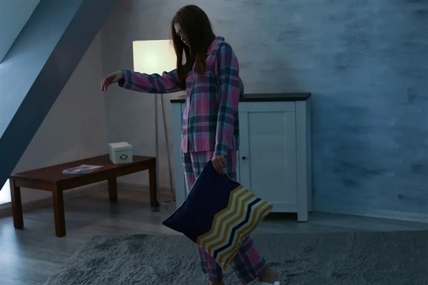 英國(guó)女子患有罕見夢(mèng)游癥：睡夢(mèng)中瘋狂購(gòu)物 醒來(lái)一臉懵