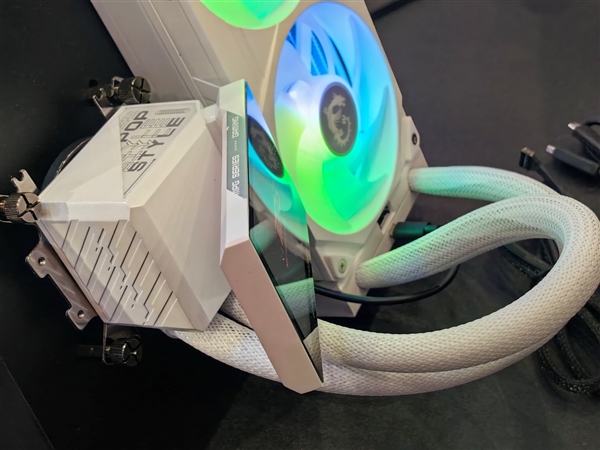 微星機電散新成果秀：優(yōu)雅堅固楓木、獨特雙層葉片
