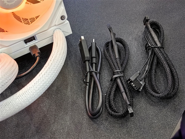 微星機電散新成果秀：優(yōu)雅堅固楓木、獨特雙層葉片
