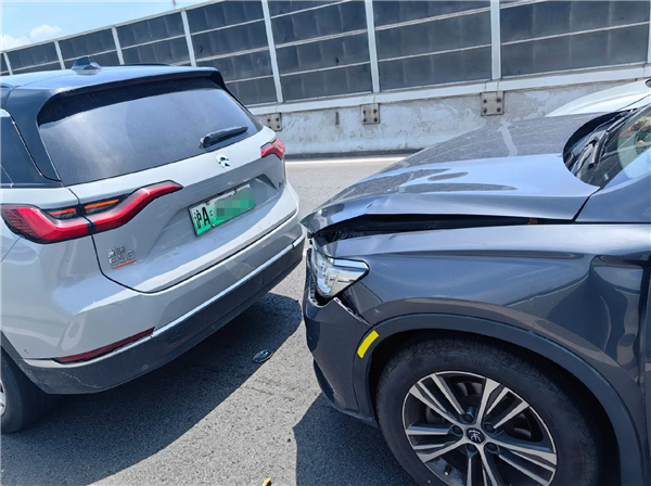 上海一男子開“斗氣車”急剎造成追尾 通報(bào)來了：負(fù)全責(zé)、拘留