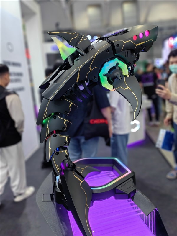 酷冷至尊做了一條“機械鯊魚”主機！