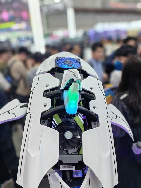 酷冷至尊做了一條“機械鯊魚”主機！