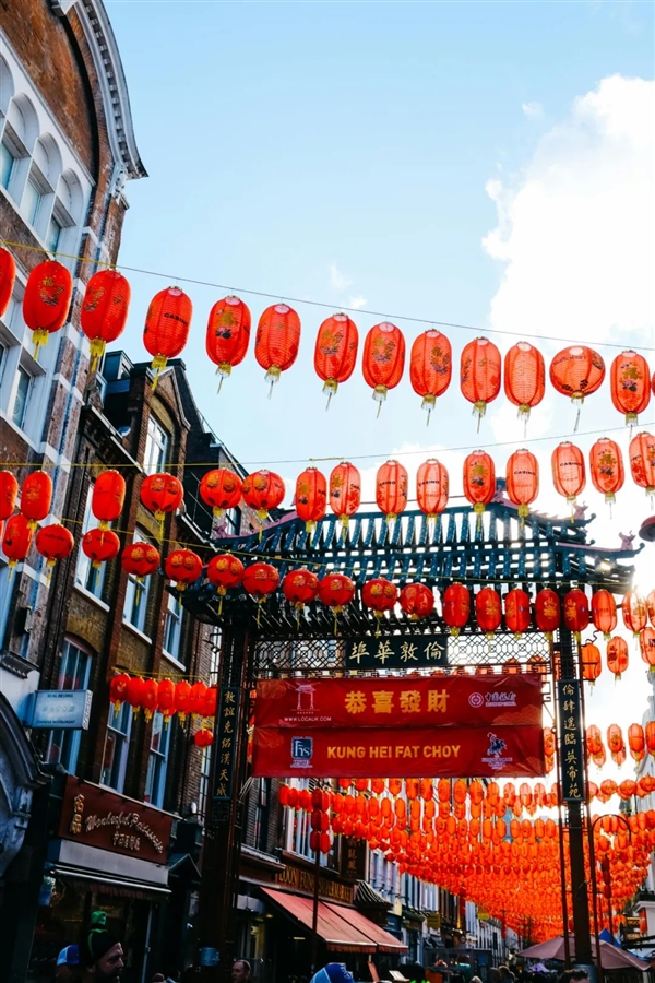 英國國王肖像畫引熱議：其實查爾斯自己第一眼看到也驚了
