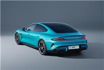 小米回應SU7沖出停車場根本不是剎車失靈！博主：快開電動車駕駛課程吧