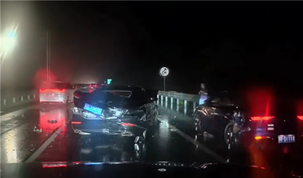 華為AEB立大功！問界雨夜高速過龍門架后緊急剎停：一身冷汗