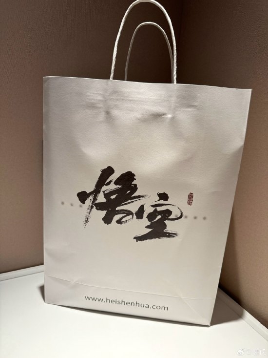 博主曬《黑神話：悟空》線下試玩贈(zèng)送的周邊：定制T恤、飛智手柄等