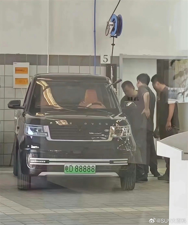 車(chē)頭字母“GAME OVER” 李鬼老頭樂(lè)開(kāi)進(jìn)路虎4S店：售后都整沉默了