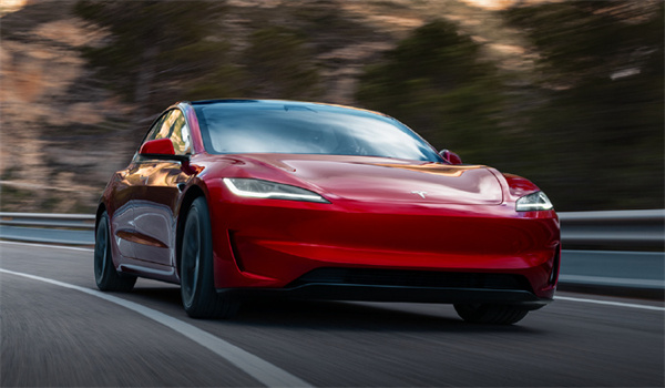 特斯拉 Model 3 高性能版開啟交付