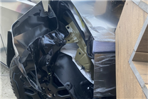 猛踩剎車不減速！車主稱特斯拉Cybertruck新車失控撞鄰居房