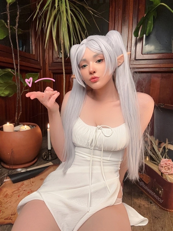 烏克蘭美女Cos《艾爾登法環(huán)》瑪莉卡：性感火辣氣質佳