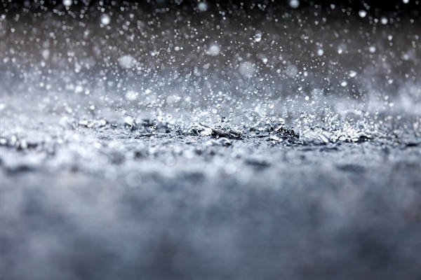暴雨+雷電雙黃預(yù)警高掛！上?！氨┝γ贰本硗林貋?lái)：雨刷器都快刷冒煙了