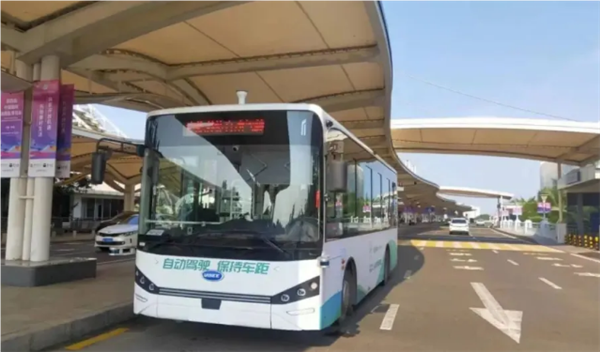 海南首個機場開放道路自動駕駛公交接駁車上線：旅客免費乘