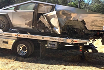 特斯拉Cybertruck撞車后舍命救主 車主：再買一輛