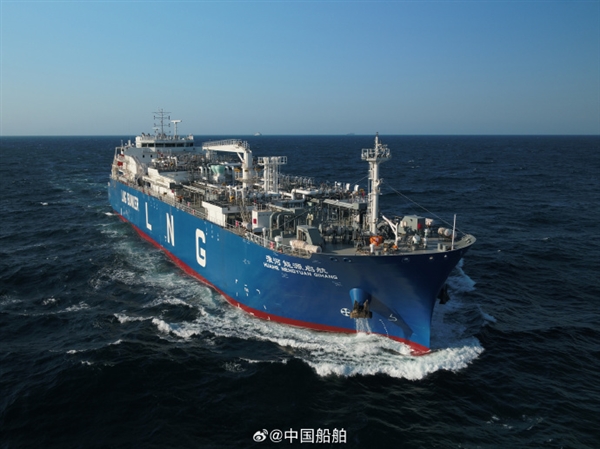 全球首款！江海直達型LNG加注運輸船命名交付