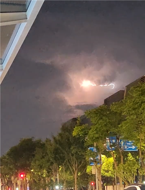 上海夜空出現(xiàn)無聲閃電你發(fā)現(xiàn)沒 氣象局科普：局地強雷暴云團
