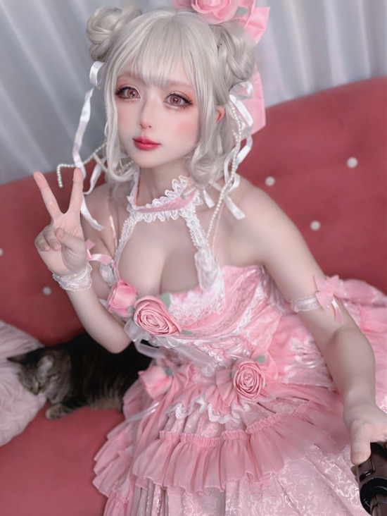 櫻花妹COS《勝利女神：妮姬》 白網(wǎng)襪肉腿有點(diǎn)東西