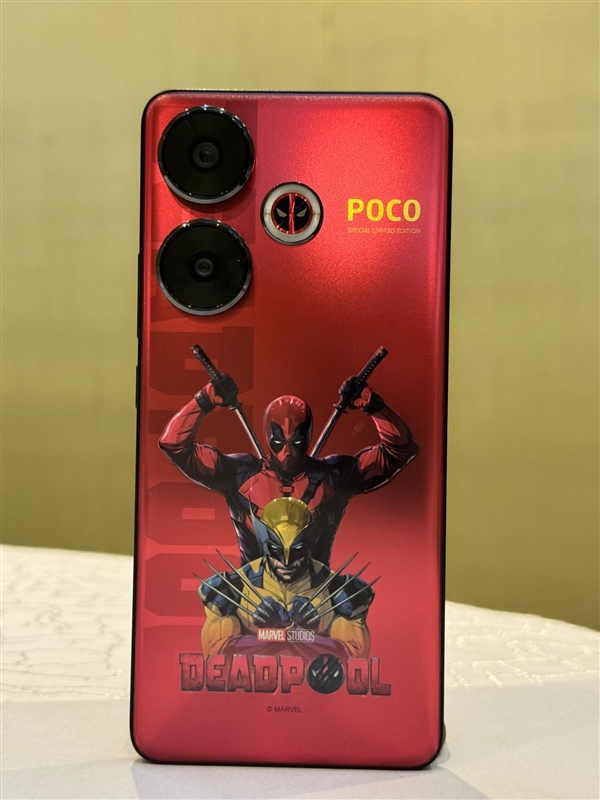 小米POCO F6《死侍與金剛狼》聯(lián)名版真機曝光：賤賤閃光燈吸睛