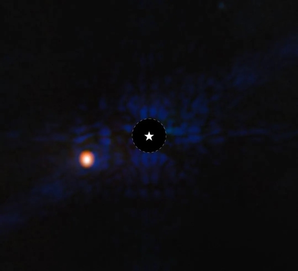 韋布望遠(yuǎn)鏡首次直接拍到系外行星！還是個“三體”星系