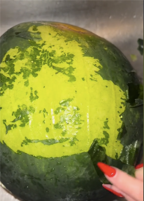 西瓜瓤像橡皮有彈性 掰都掰不斷！美國人吃的西瓜都是假的？