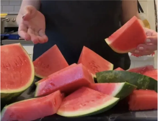 西瓜瓤像橡皮有彈性 掰都掰不斷！美國人吃的西瓜都是假的？