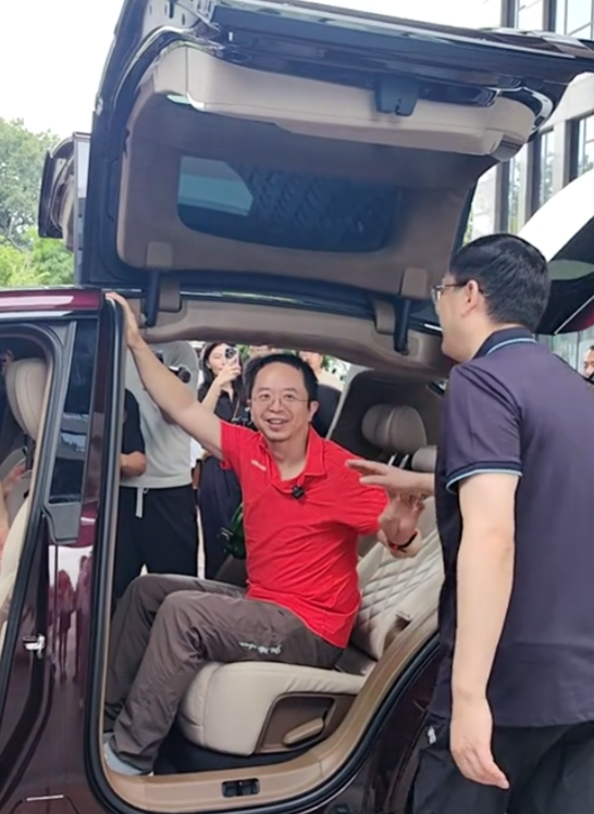 看著都疼！周鴻祎親測國產(chǎn)車防夾手功能：結(jié)果翻車