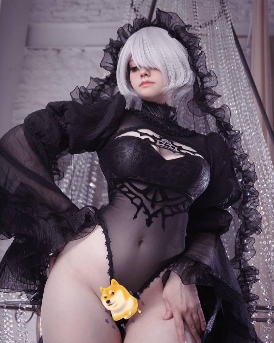 歐洲小姐姐COS甘雨、2B：長相甜美 身材火辣！