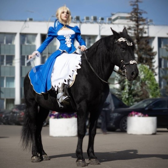 俄妹COS《Fate》Saber：泳裝呆毛王 靚麗吸睛