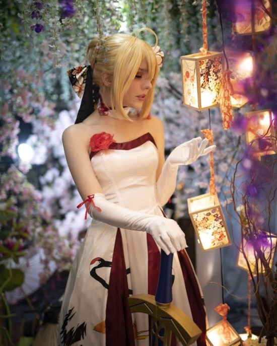 俄妹COS《Fate》Saber：泳裝呆毛王 靚麗吸睛