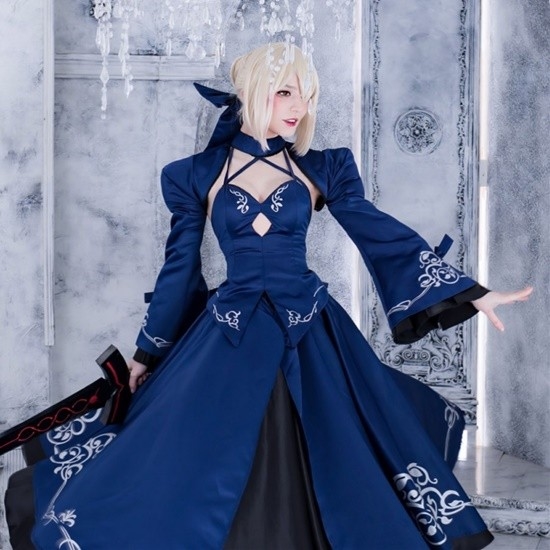 俄妹COS《Fate》Saber：泳裝呆毛王 靚麗吸睛
