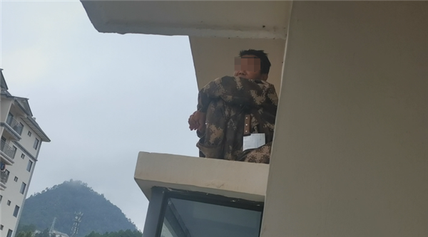 驚險(xiǎn)一幕！男子夢(mèng)游從六樓翻至窗外 醒后回不去了