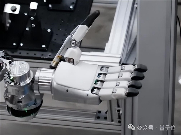 地表強(qiáng)人形機(jī)器人發(fā)布！OpenAI加持 已在寶馬打工