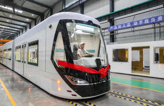 國內(nèi)首列氫能源智軌電車投運：一次加氫可行駛200多公里