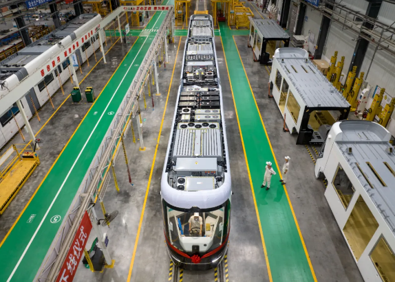 國內(nèi)首列氫能源智軌電車投運：一次加氫可行駛200多公里