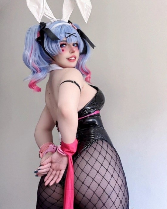 巴西小姐姐COS兔女郎初音未來：膠衣網(wǎng)襪 腰臀比驚人