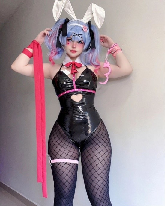 巴西小姐姐COS兔女郎初音未來：膠衣網(wǎng)襪 腰臀比驚人