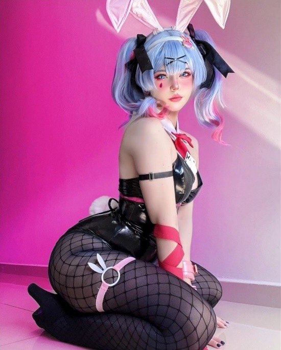 巴西小姐姐COS兔女郎初音未來：膠衣網(wǎng)襪 腰臀比驚人