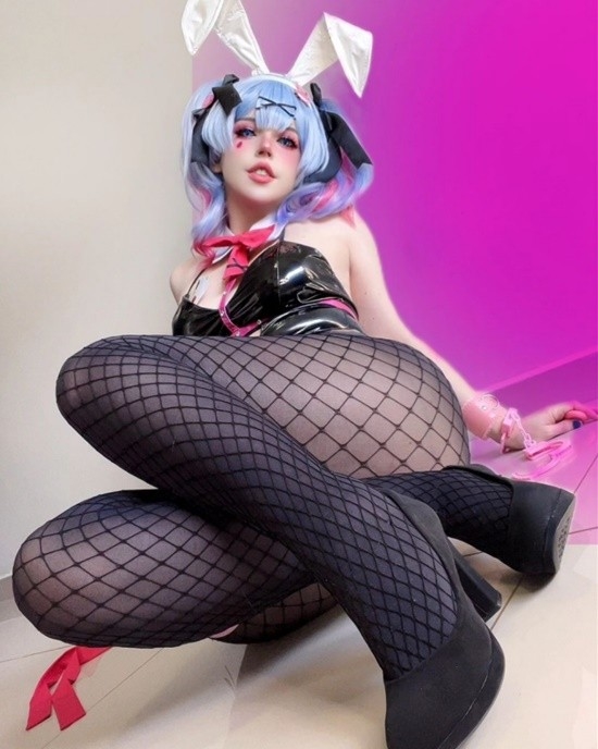巴西小姐姐COS兔女郎初音未來：膠衣網(wǎng)襪 腰臀比驚人