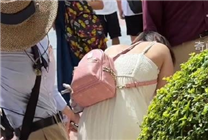 被游客擠爆：女子在上海迪士尼上廁所超時(shí)崩潰大哭 網(wǎng)友吐槽有那么好玩嗎