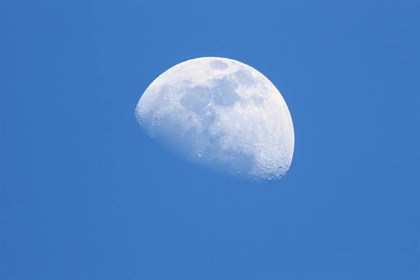 我國(guó)科學(xué)家發(fā)布月壤研究新發(fā)現(xiàn)：1噸月壤有望生產(chǎn)超50千克水